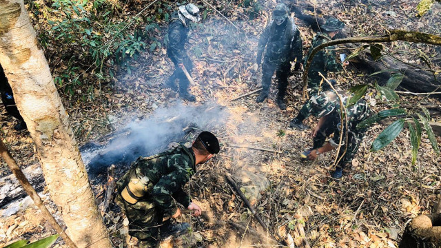 Thai soldiers and forest rangers working to extinguish a forest fire at Doi Suthep-Pui National Park in Chiang Mai province, northern Thailand, 06 April 2020